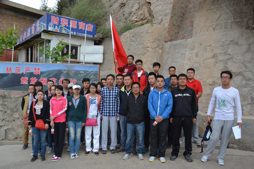建設公司舉辦“五•四”青年登山活動公司領導與全體團員合影